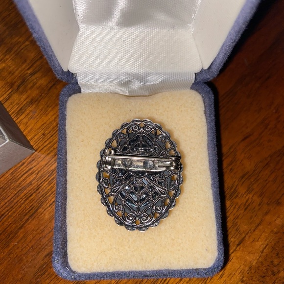 Cameo pin, white on black - Picture 4 of 4